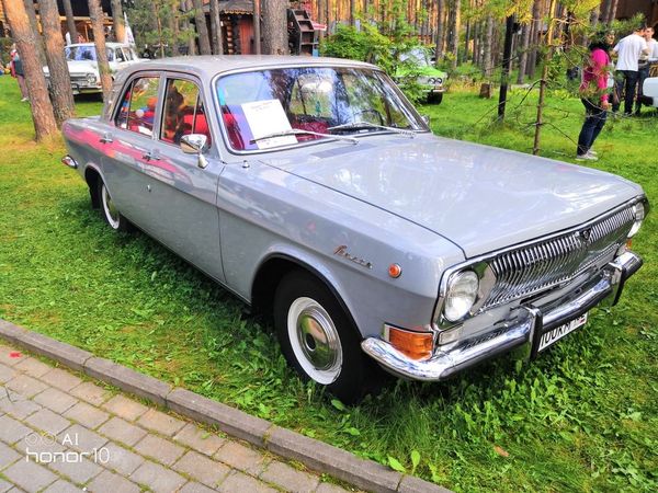 «Волга» ГАЗ-24 - помните такие такси?